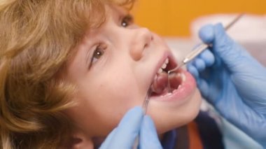 diş hekimi resepsiyonda üzerinde çizgili kazaklı şirin bebek