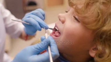 diş hekimi resepsiyonda üzerinde çizgili kazaklı şirin bebek