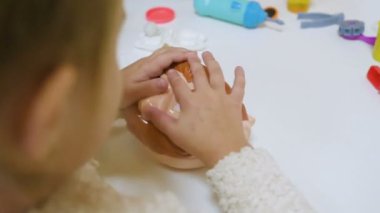 Küçük bir çocuk diş hekimi diş hekimleri oyuncak araçları ile çalış.