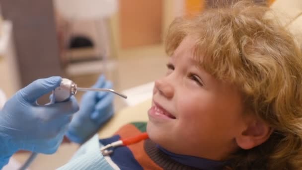 Niedliches Baby im gestreiften Pullover am Empfang beim Zahnarzt — Stockvideo