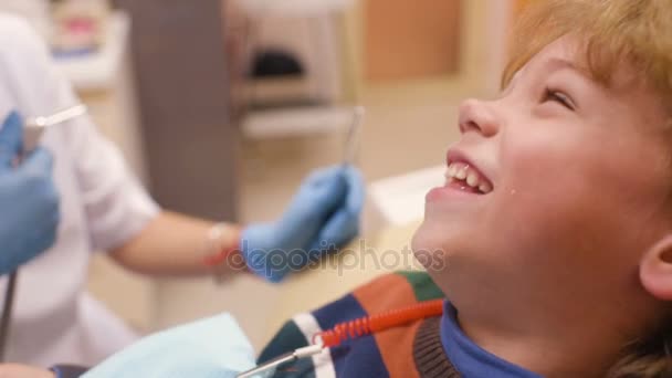 Schattige baby in een gestreepte trui voor opvang bij de tandarts — Stockvideo