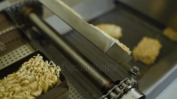 Producción de fideos instantáneos — Vídeo de stock