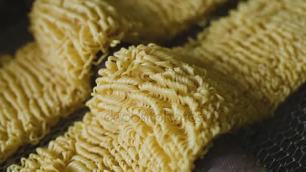 Producción de fideos instantáneos — Vídeo de stock