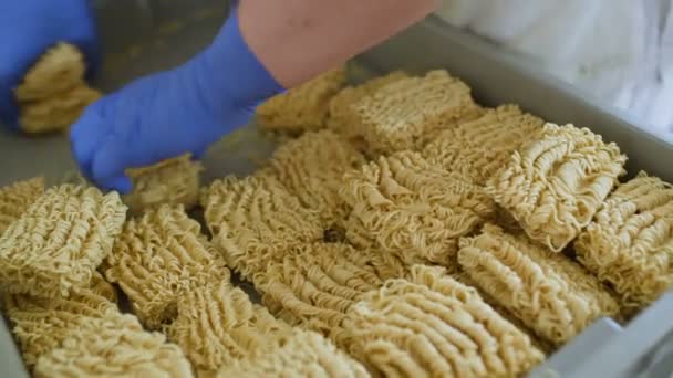 Produção de macarrão instantâneo — Vídeo de Stock