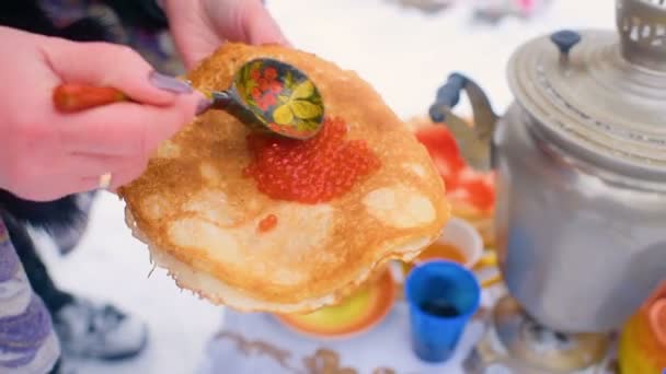 Tortitas con caviar rojo de cerca en el fondo de la mesa festiva. Celebración del carnaval en Rusia — Vídeo de stock
