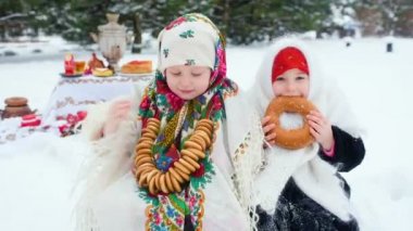 İki küçük kız kürklü mantolar ve onun Rus tarzı şal