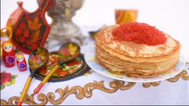 Frittelle con primo piano di caviale rosso sullo sfondo del tavolo festivo. Celebrazione del carnevale in Russia — Video Stock