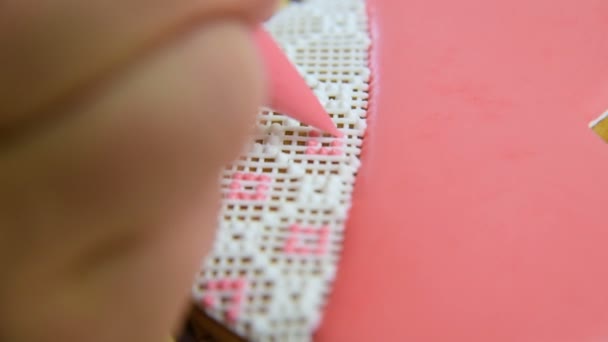 Mujer confitero decora y decora el esmalte con galletas de jengibre en forma de corazón . — Vídeos de Stock