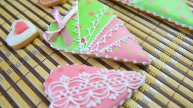 yakın çekim bir tablo üzerinde renkli sır ile gingerbread çerezleri bir kalp şeklinde boyalı.