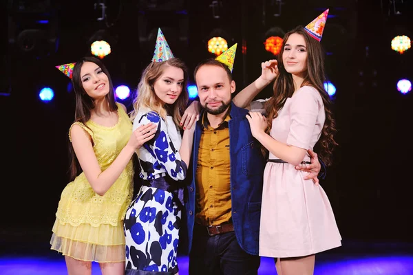 Een jongen en drie meisjes zich verheugen en vieren het feest in de nachtclub — Stockfoto