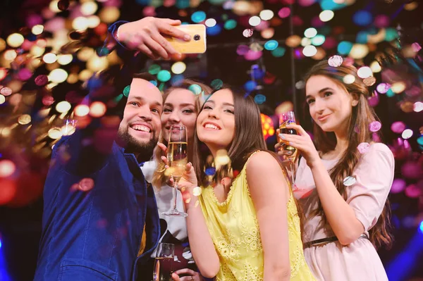 Friends are celebrating the event, laughing, dancing and drinking champagne — Stock Photo, Image