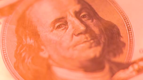 Стодолларовая купюра с портретом Бенджамина Франклина в огне — стоковое видео