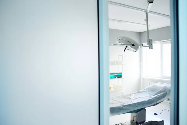 Sala operacyjna i lampy chirurgiczne w nowoczesnej kliniki — Zdjęcie stockowe