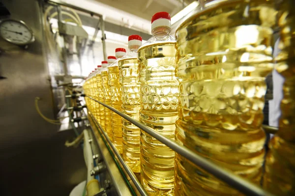 Línea o transportador para la producción de alimentos de aceite de girasol . — Foto de Stock