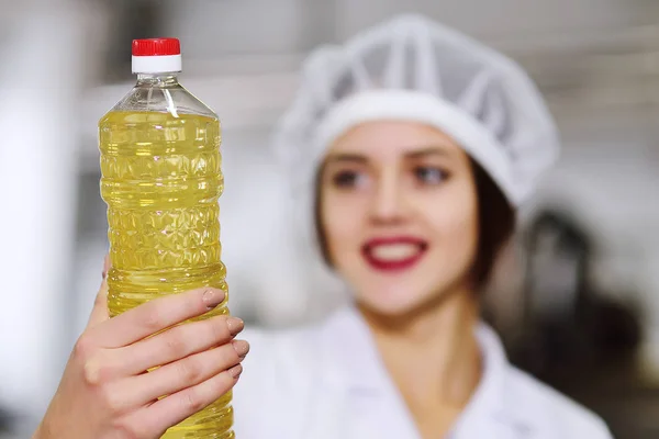 Řádek výroby potravin rafinovaný slunečnicový olej. — Stock fotografie