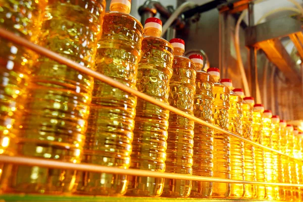 一家工厂生产的葵花籽油. — 图库照片