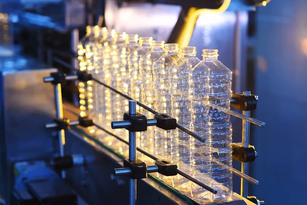 Конвейерная линия для производства пластиковых бутылок — стоковое фото