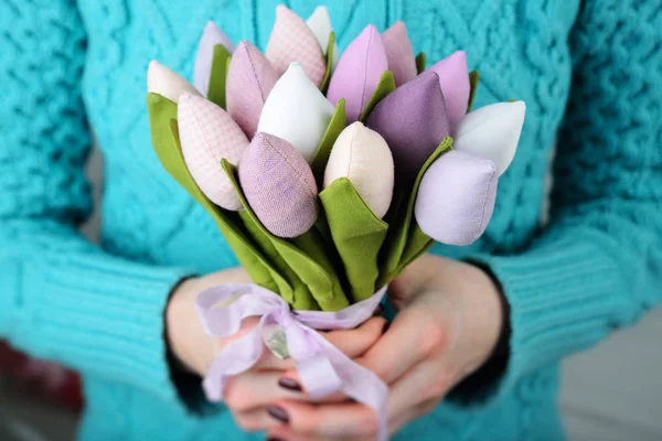 Ramo de hermosos tulipanes de juguete de cerca en las manos de una chica en un suéter de punto azul . — Foto de Stock