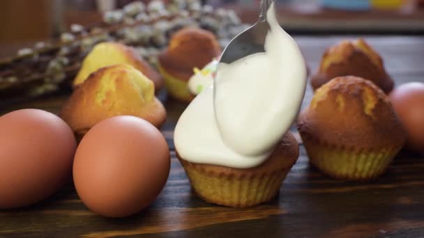 Cukrář připravuje velikonoční koláče a — Stock video