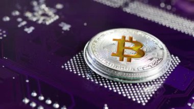 Gümüş sikke bitcoin mikroçip karşı döner.