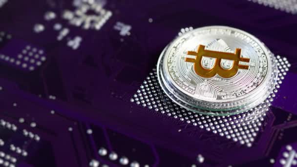 La moneta d'argento bitcoin ruota contro il microchip . — Video Stock