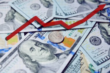 yüz dolarlık banknotlar ve Rus Rublesi arka plan üzerinde kırmızı ok grafiği. Döviz kurları. 