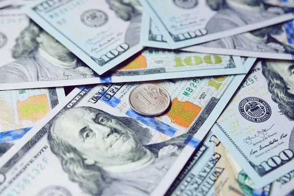 Un rublo ruso en el fondo de dólares. Tipos de cambio . — Foto de Stock