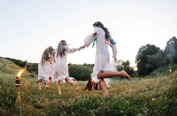 이반 Kupala 하루 또는 한여름의 Slavic이 교도 휴일의 축 하. — 스톡 사진