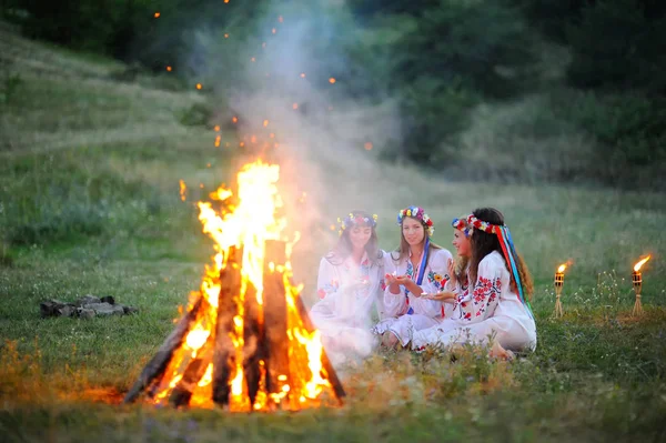 이반 Kupala 하루 또는 한여름의 Slavic이 교도 휴일의 축 하. — 스톡 사진