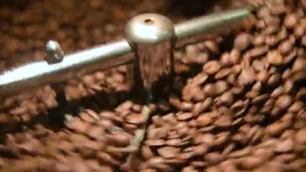 Pekáč pro pražení kávy. — Stock video