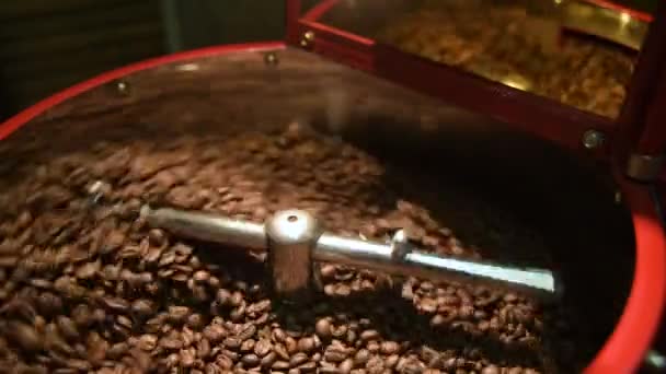 Röster zum Rösten von Kaffee. — Stockvideo