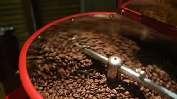 Brander voor het roosteren van koffie. — Stockvideo