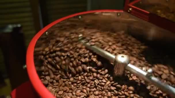 Brander voor het roosteren van koffie. — Stockvideo