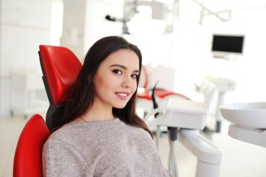 diş hekimleri sandalyede güzel kız
