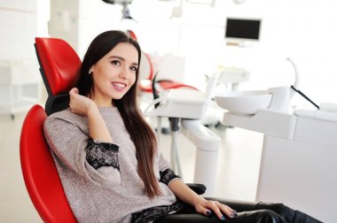 diş hekimleri sandalyede güzel kız