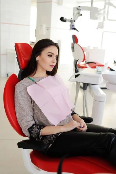 Mooi meisje in de stoel van de tandartsen — Stockfoto