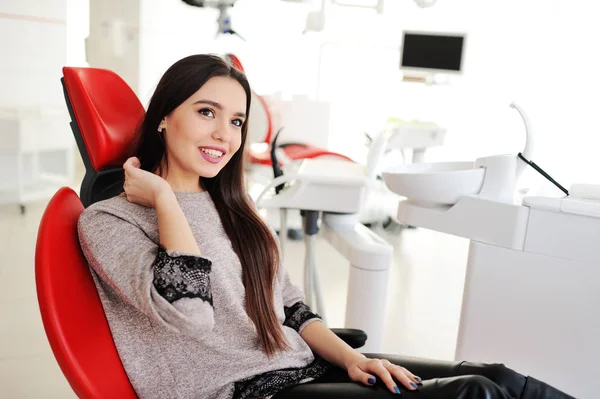 diş hekimleri sandalyede güzel kız