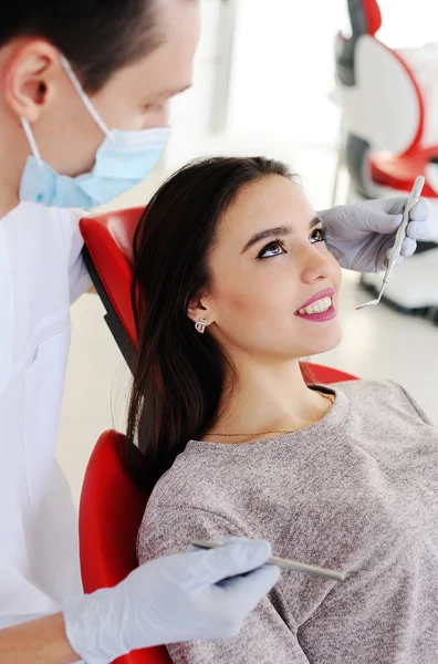 Красива дівчина в стоматологічному кріслі — стокове фото