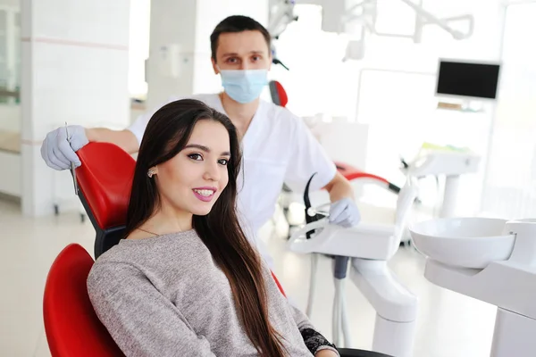 Hermosa chica en la silla de dentistas — Foto de Stock