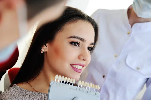 Красивая девушка в кресле стоматолога — стоковое фото