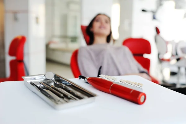 Bella ragazza sulla sedia dentisti — Foto Stock