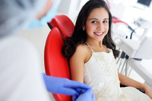 A vizsgálat a fogorvosnál kislány — Stock Fotó