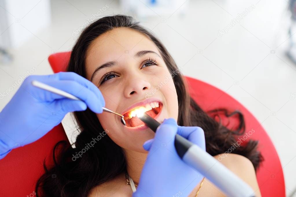 Dentist treats teeth to baby girl
