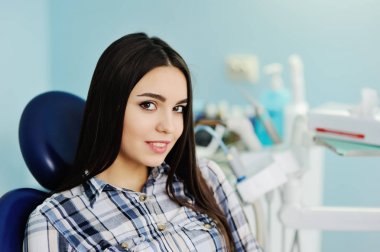 diş hekimi resepsiyonda güzel genç kız