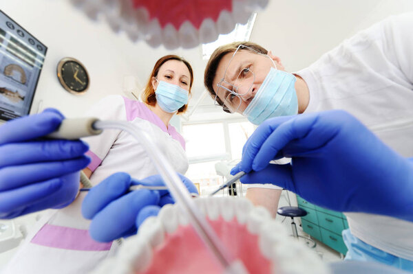 вид из челюсти пациента у стоматолога
