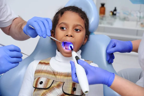 bir kız esmer bebek diş hekimleri sandalyede