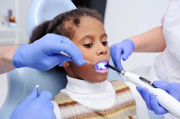 Tmavou holčičku v křesle zubařů — Stock fotografie