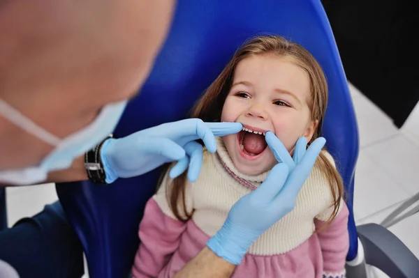 Pequeña niña linda en la recepción en el dentista — Foto de Stock
