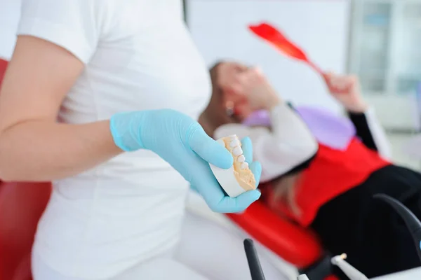 Az állkapocs, a kezében a fogorvos Impresszum — Stock Fotó