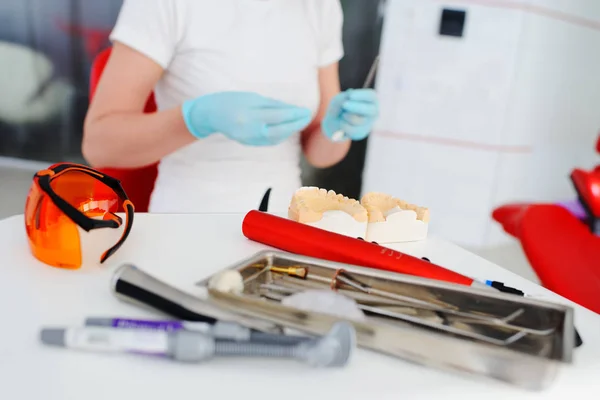 Стоматологические инструменты на фоне стоматолога и пациента — стоковое фото